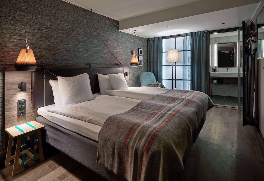 SLEEP, CLASSIC, KING BED, NO WINDOW