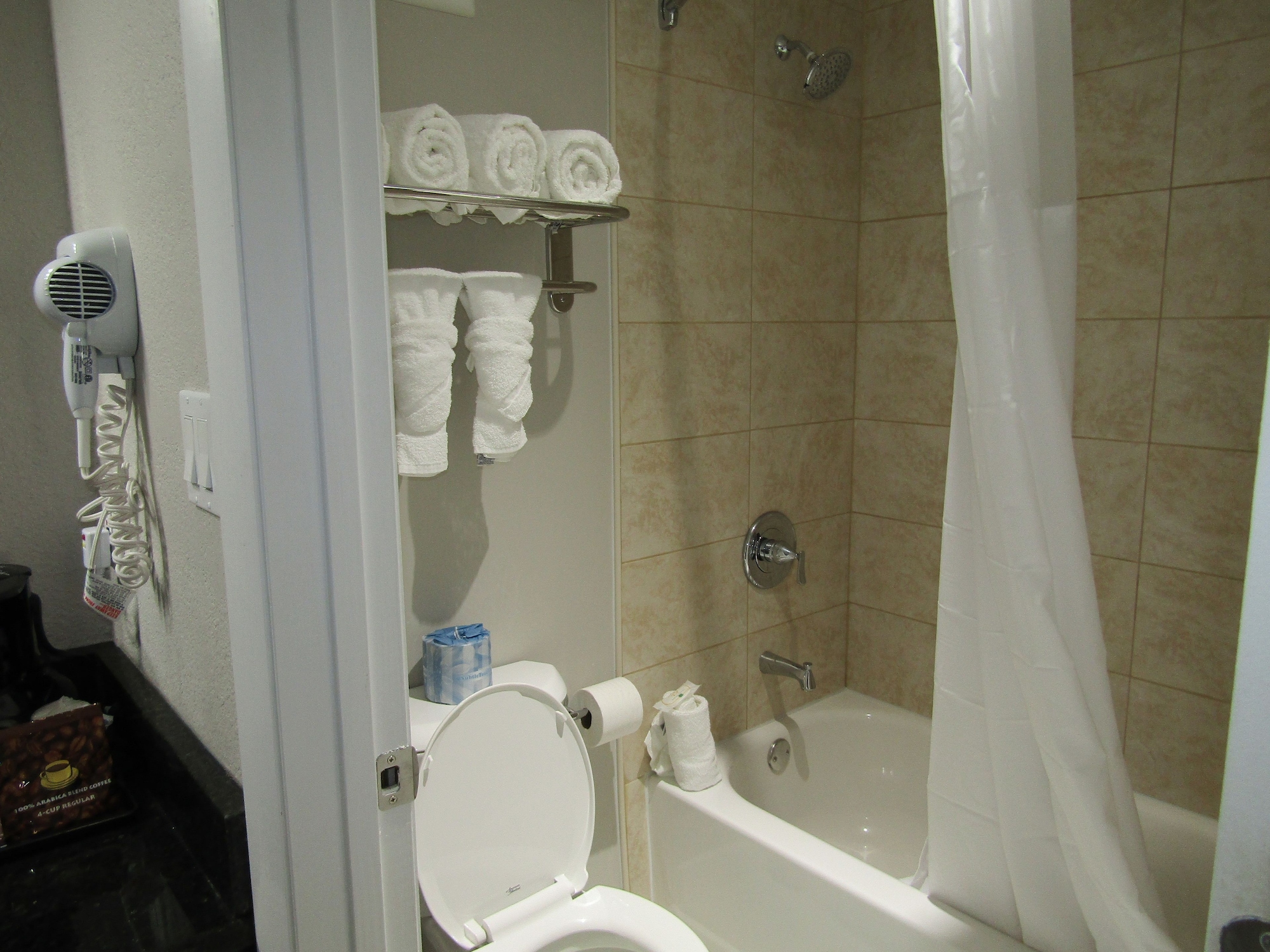 جناح بسريرين مزدوجين بغرفتين مع أريكة، Quality Inn & Suites Kissimmee near Main Gate 10/10