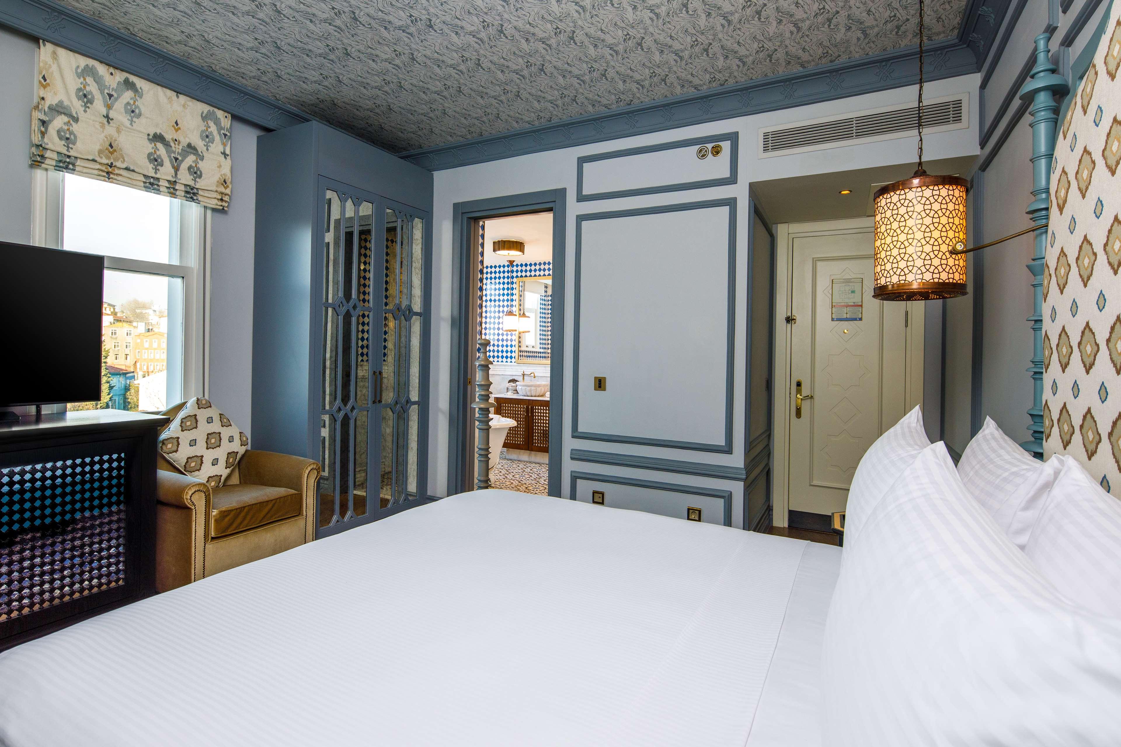 GUEST ROOM, KING BED