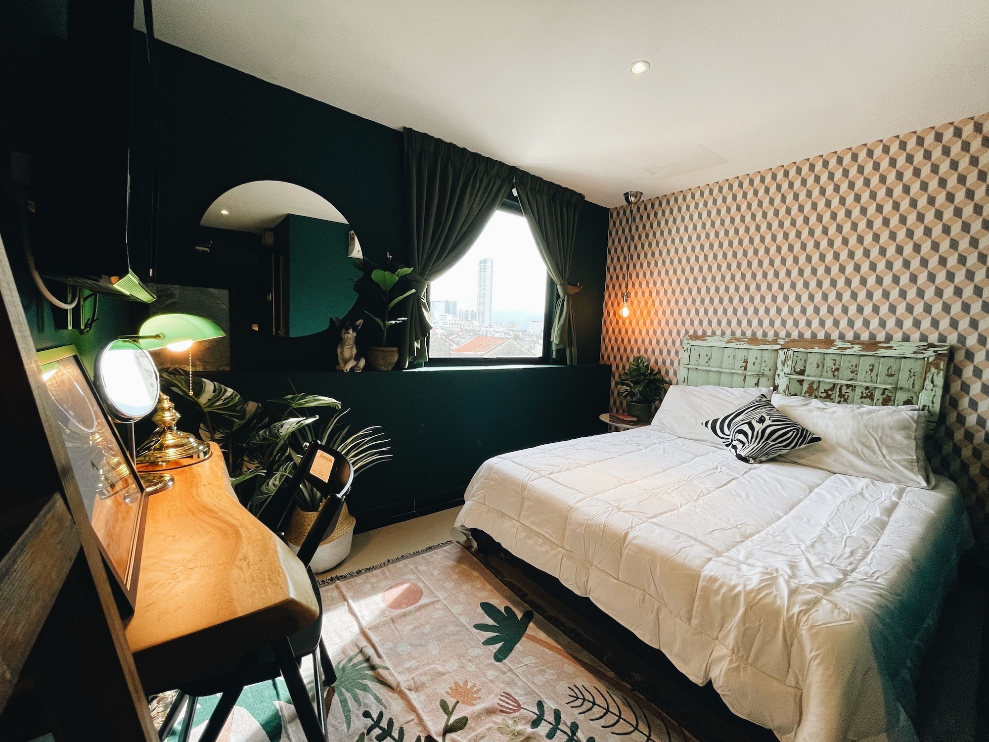 DELUXE, DOUBLE BED
