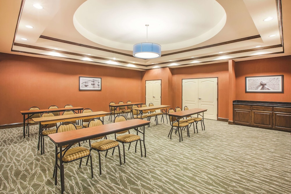 La Quinta Inn & Suites by Wyndham Allen at The Village 27/32