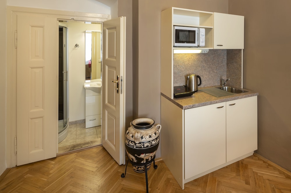 Old Town Aparthotel Michalska 6/75
