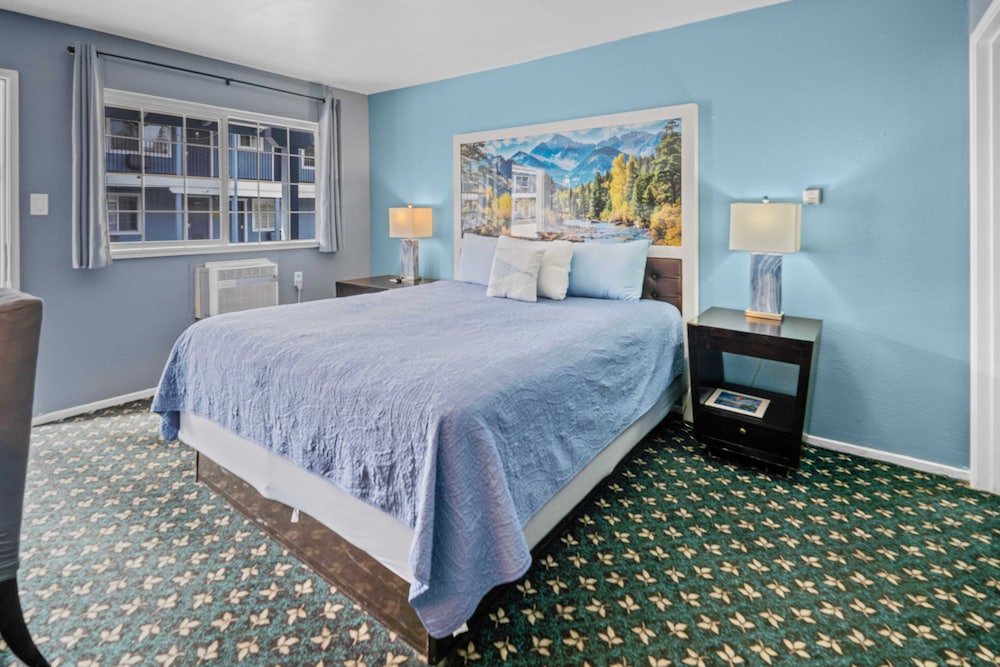 Bluebird Day Inn & Suites 24/68