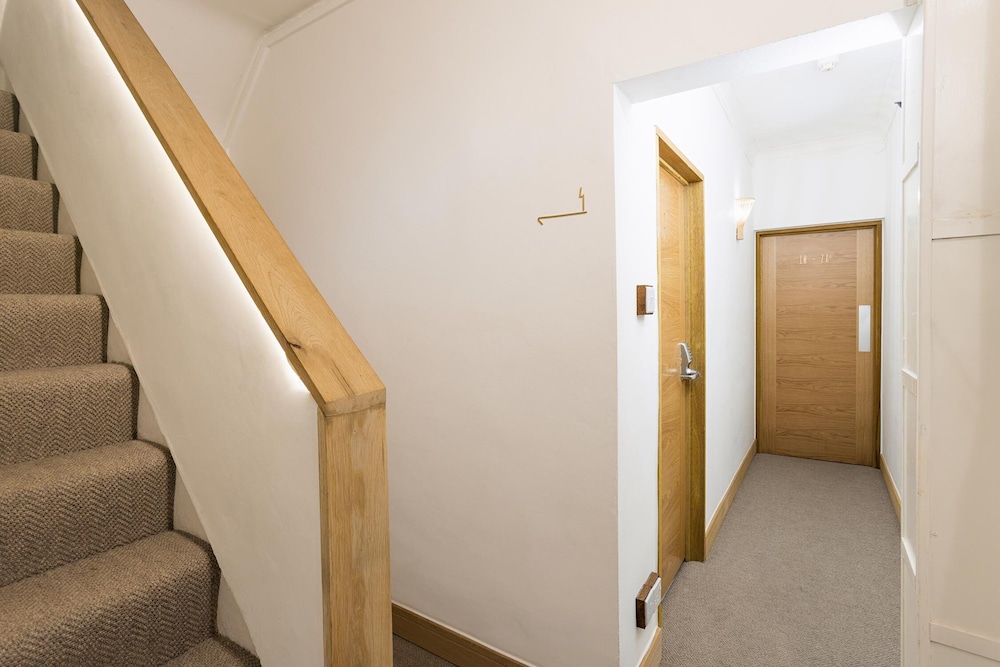 FENNERS HOTEL 18/32