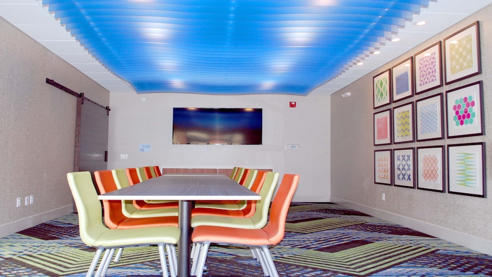 Holiday Inn Express & Suites White Hall 66/72