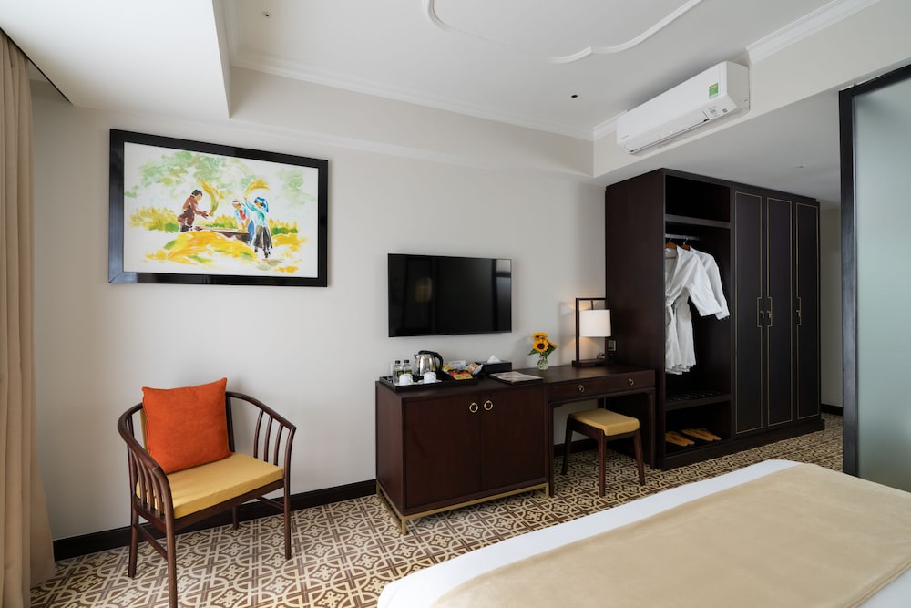 Royal Riverside Hoi An Hotel 67/75