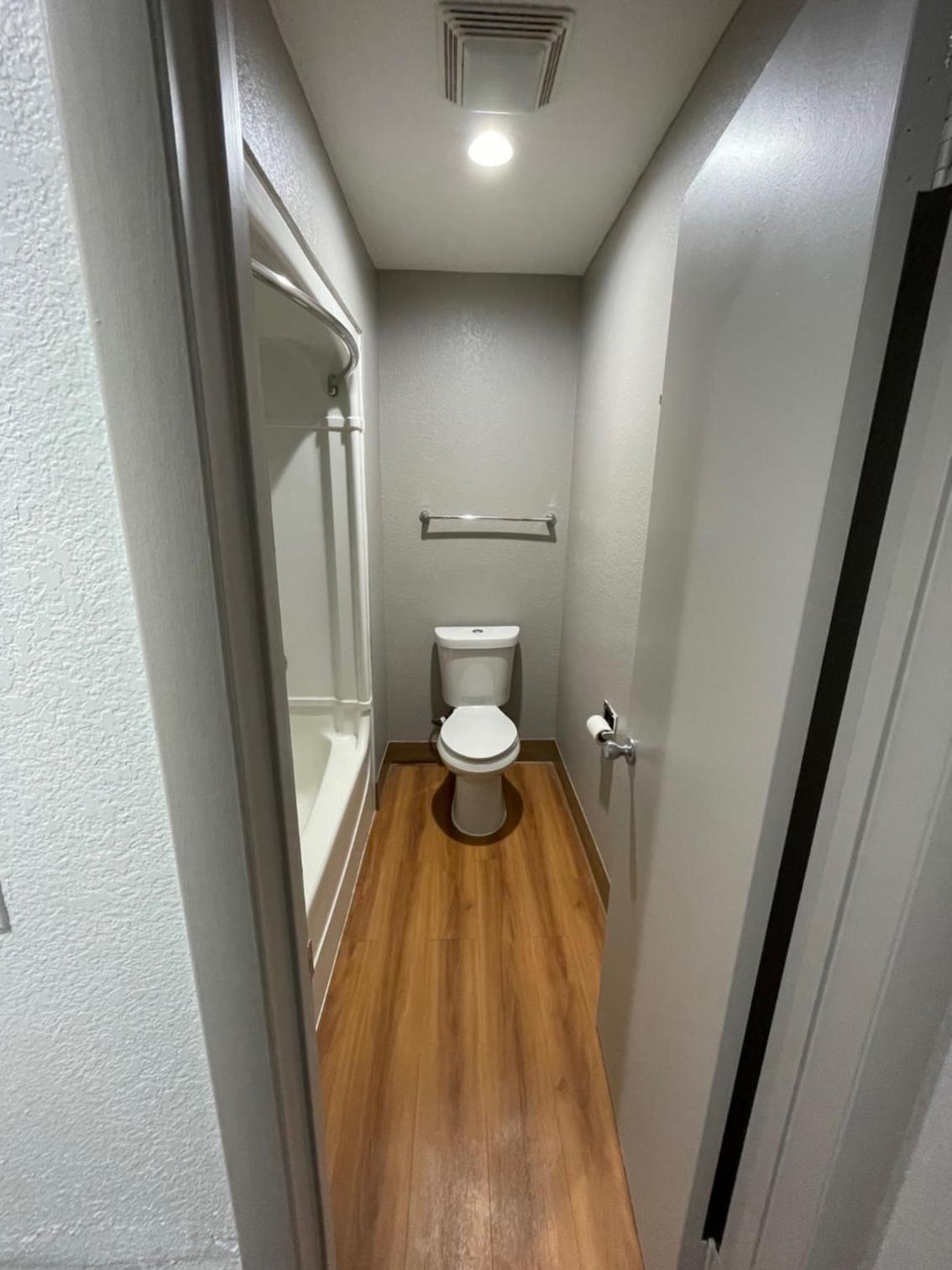 1 Full Bed - ADA/Tub 7/9