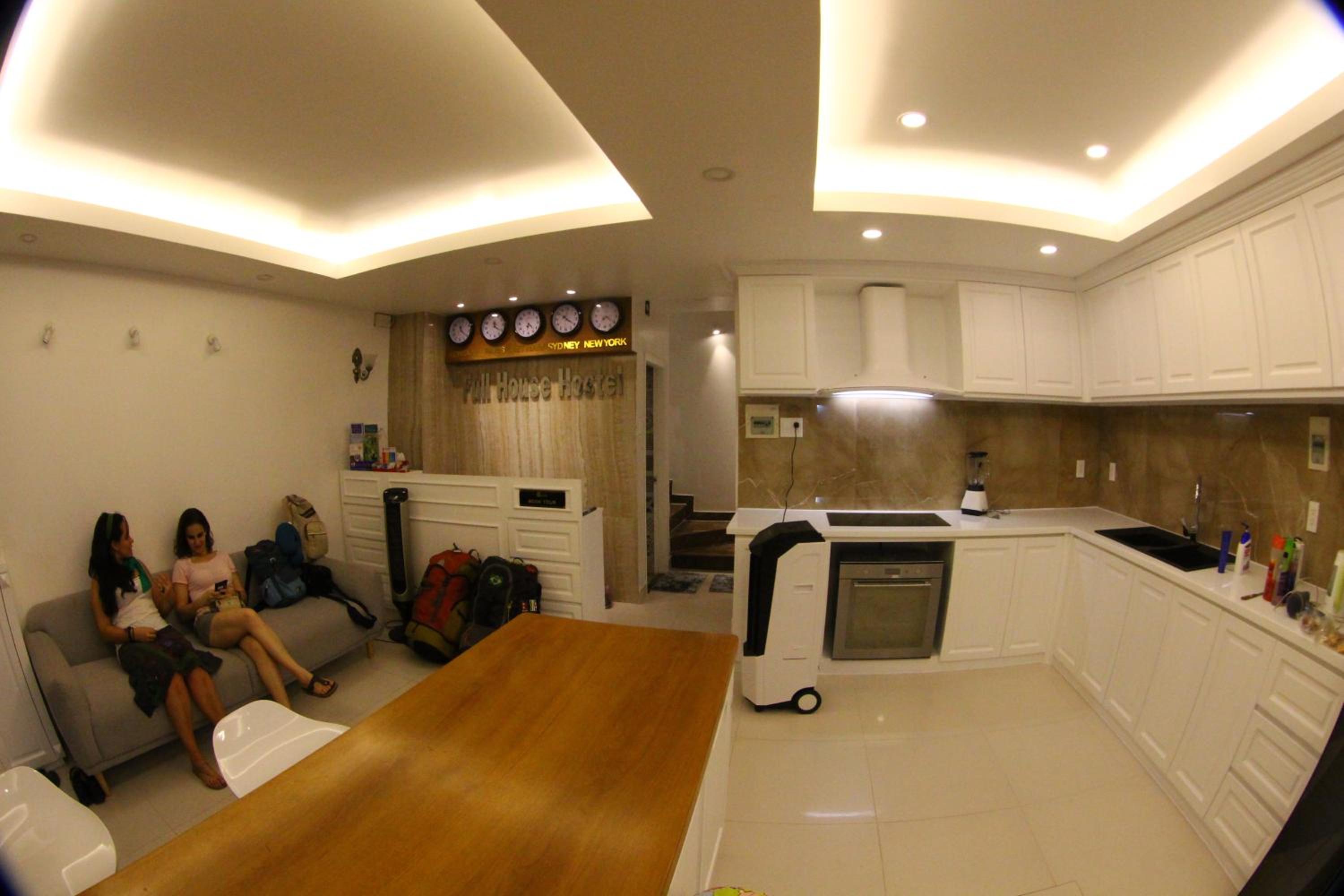 Full House Hostel 76/98