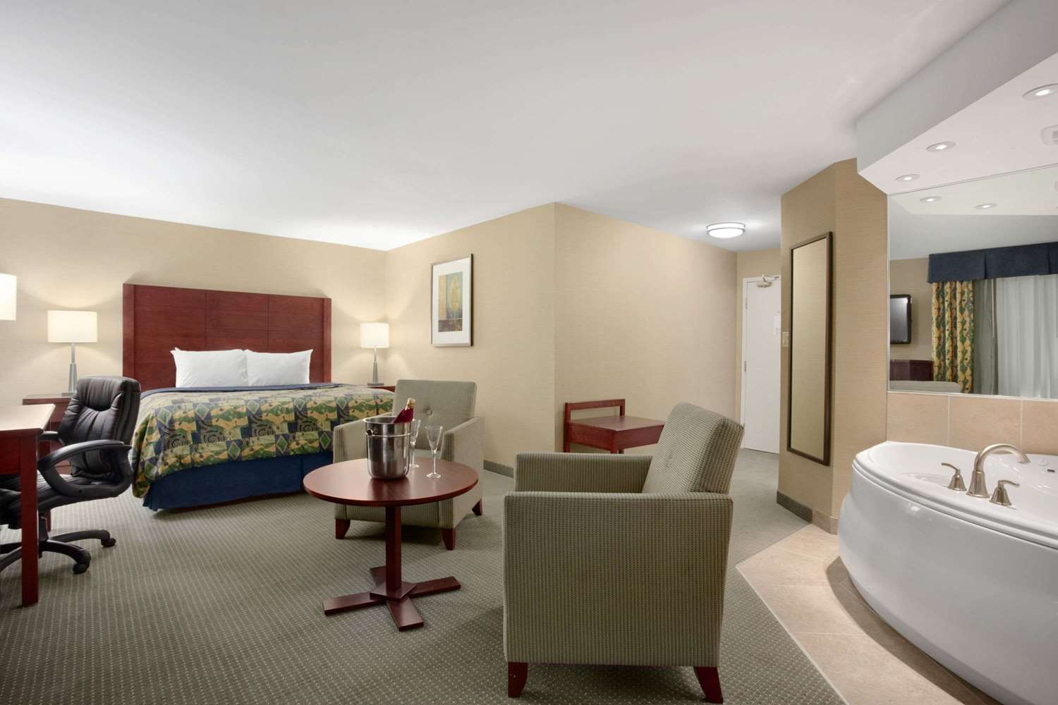 Travelodge by Wyndham Oshawa Whitby 11/18