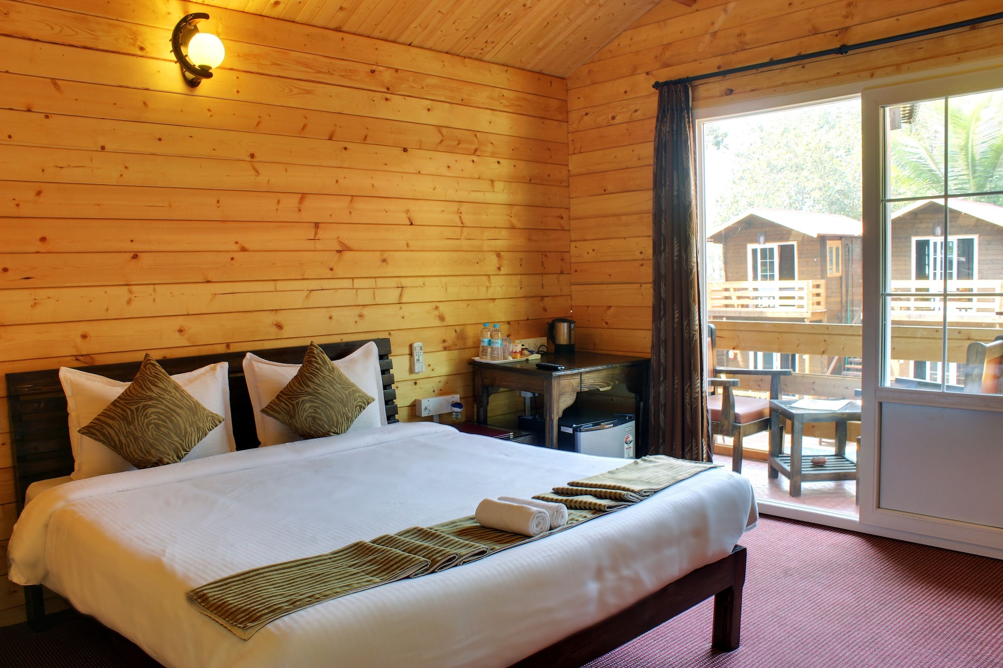 Super, Swiss, Deluxe, Cottage, King Bed