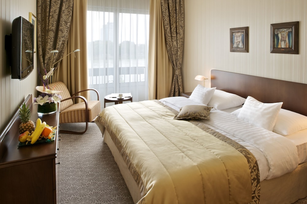 STANDARD, DOUBLE OR TWIN BED