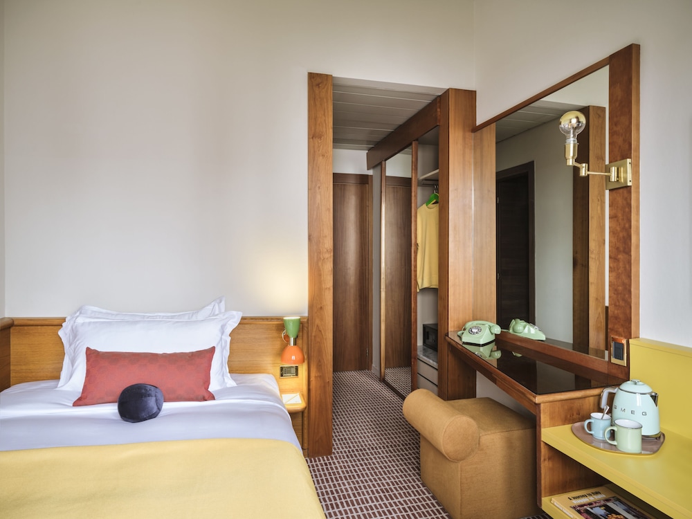 ROOM, SINGLE