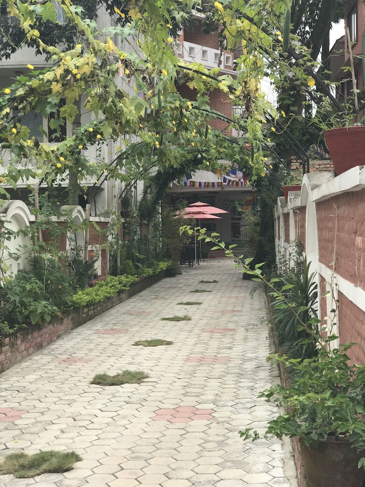 Dom Himalaya Hotel 60/73