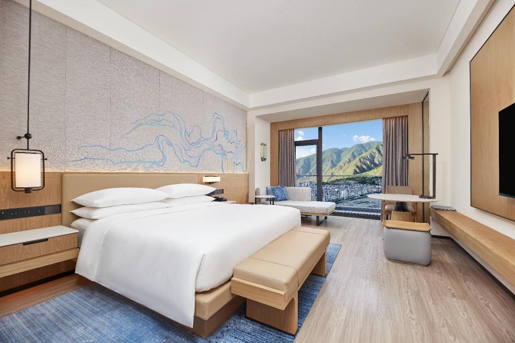 Panorama, Guest Room, Executive, King Bed, Mountain View