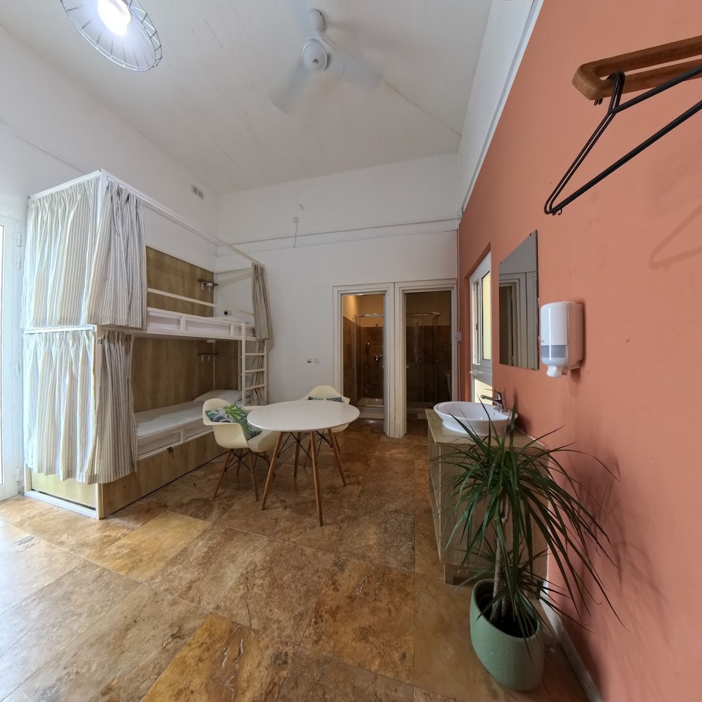 Inhawi Hostel 24/50