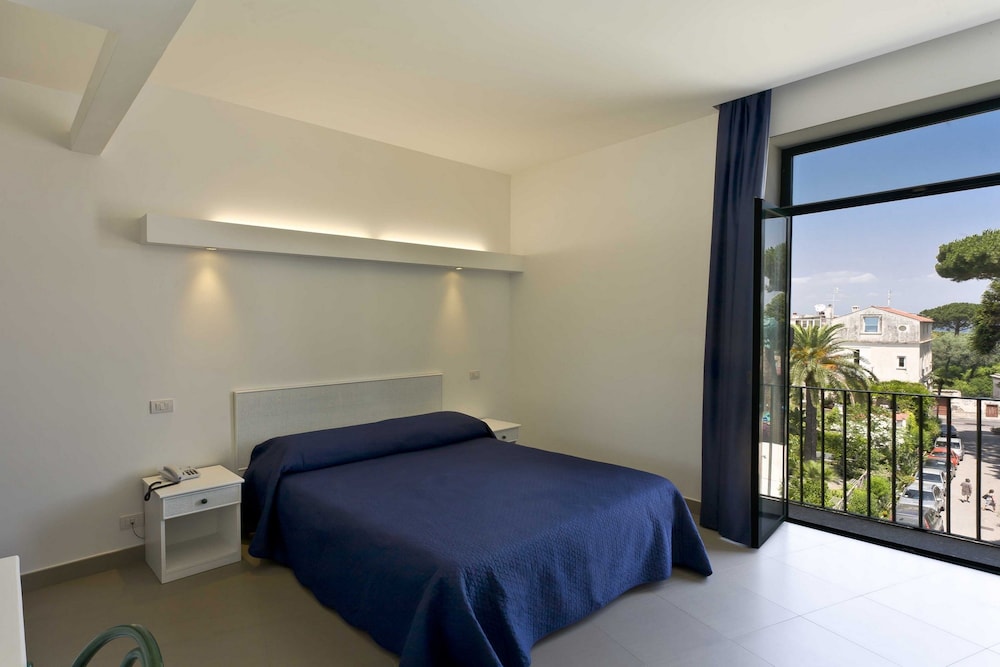 ROOM, TRIPLE