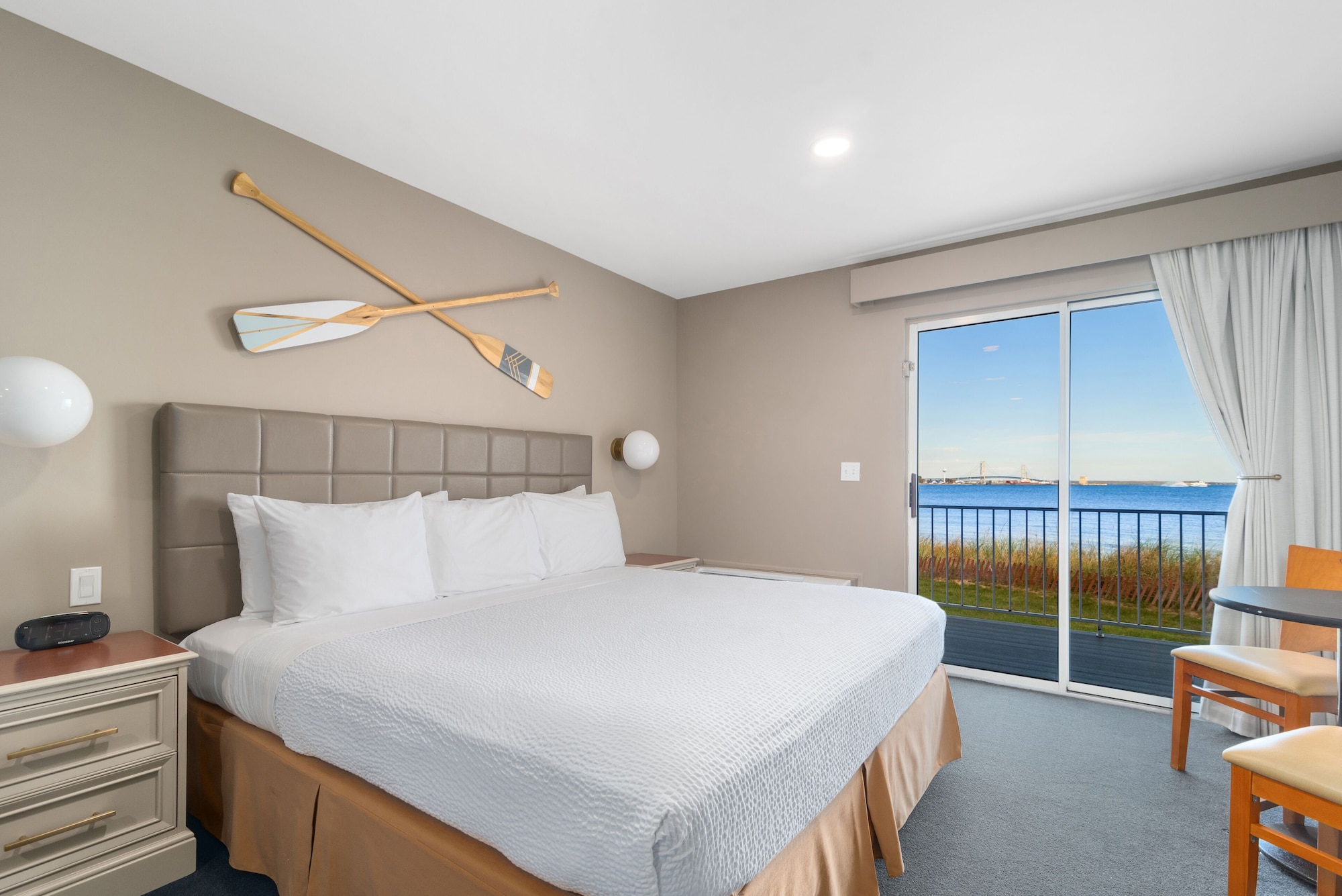 ROOM, KING OR SINGLE BED, LAKE FRONT, BALCONY