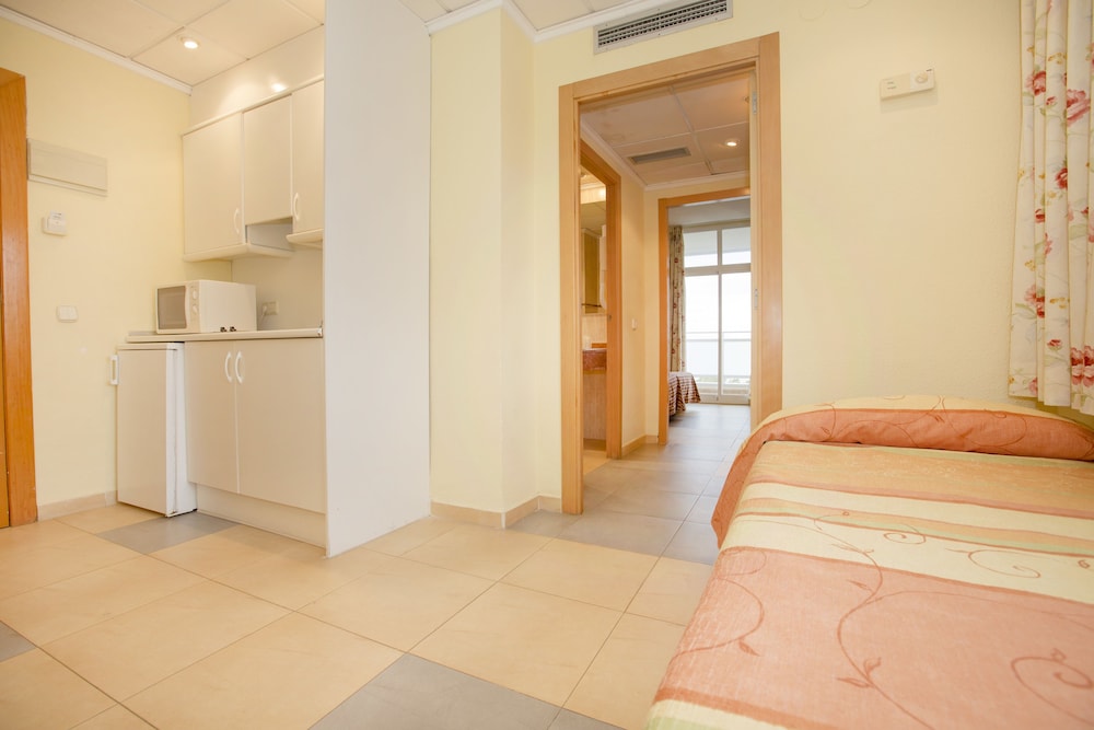 Tres Anclas Apts 6/50