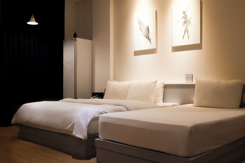 جناح بسريرين كوين، Hotel Insomnia 7/10
