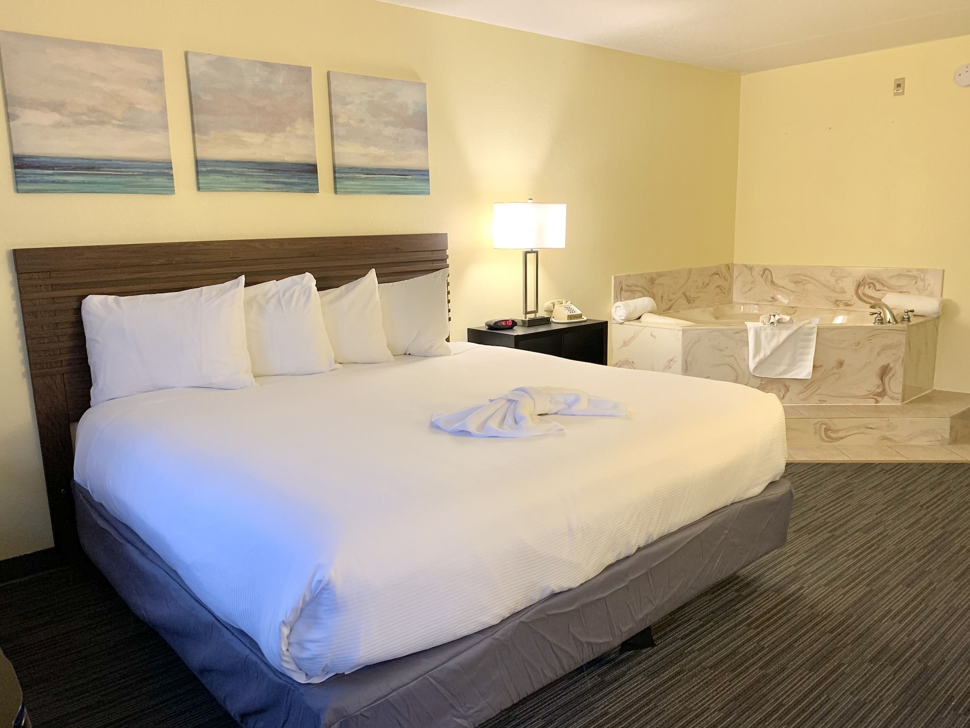 SUPERIOR, KING BED, JETTED TUB