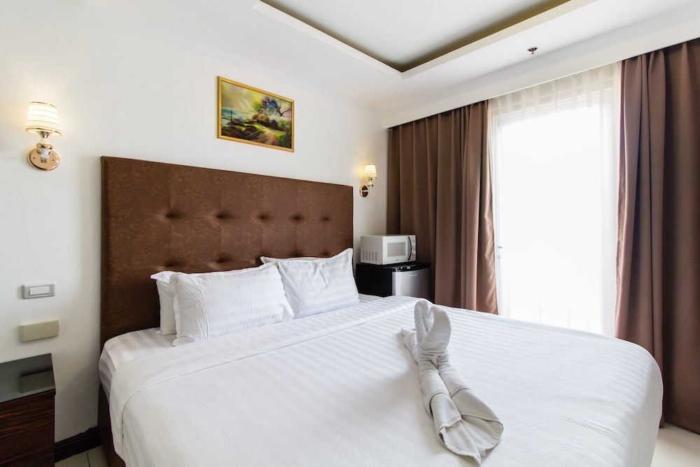 Pacific Bay Grand Suites 9/50