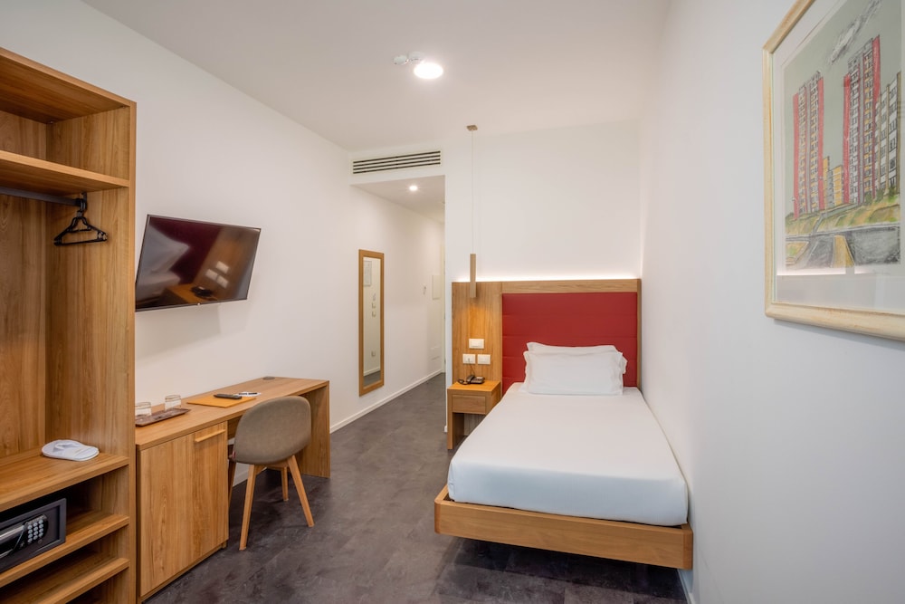 V Hotel 16/54