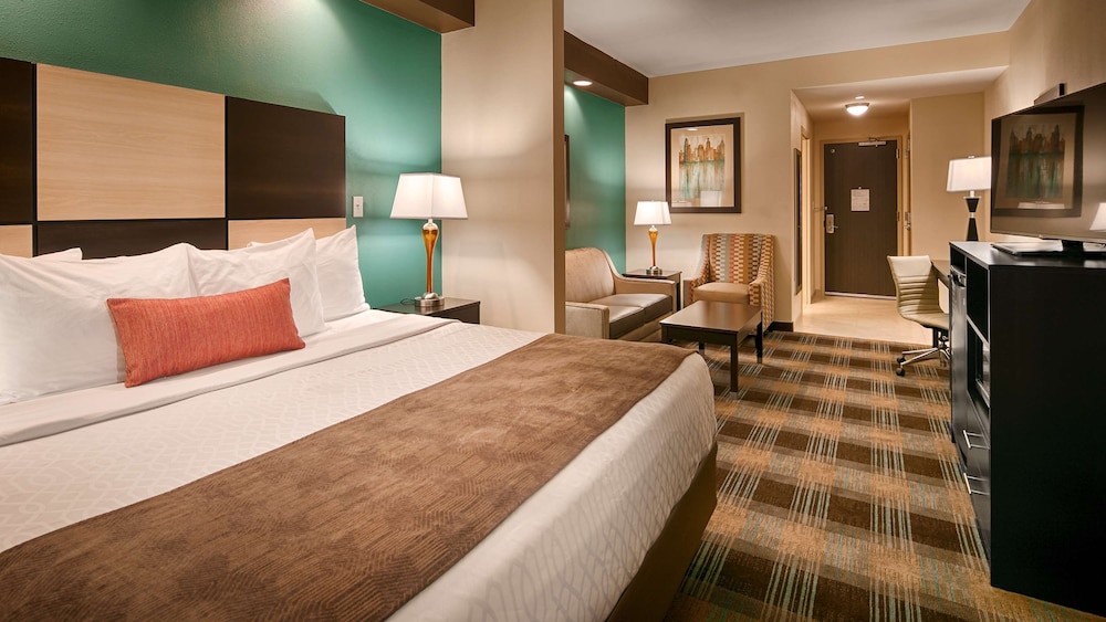 Suite, King Bed, Sofa, Accessible