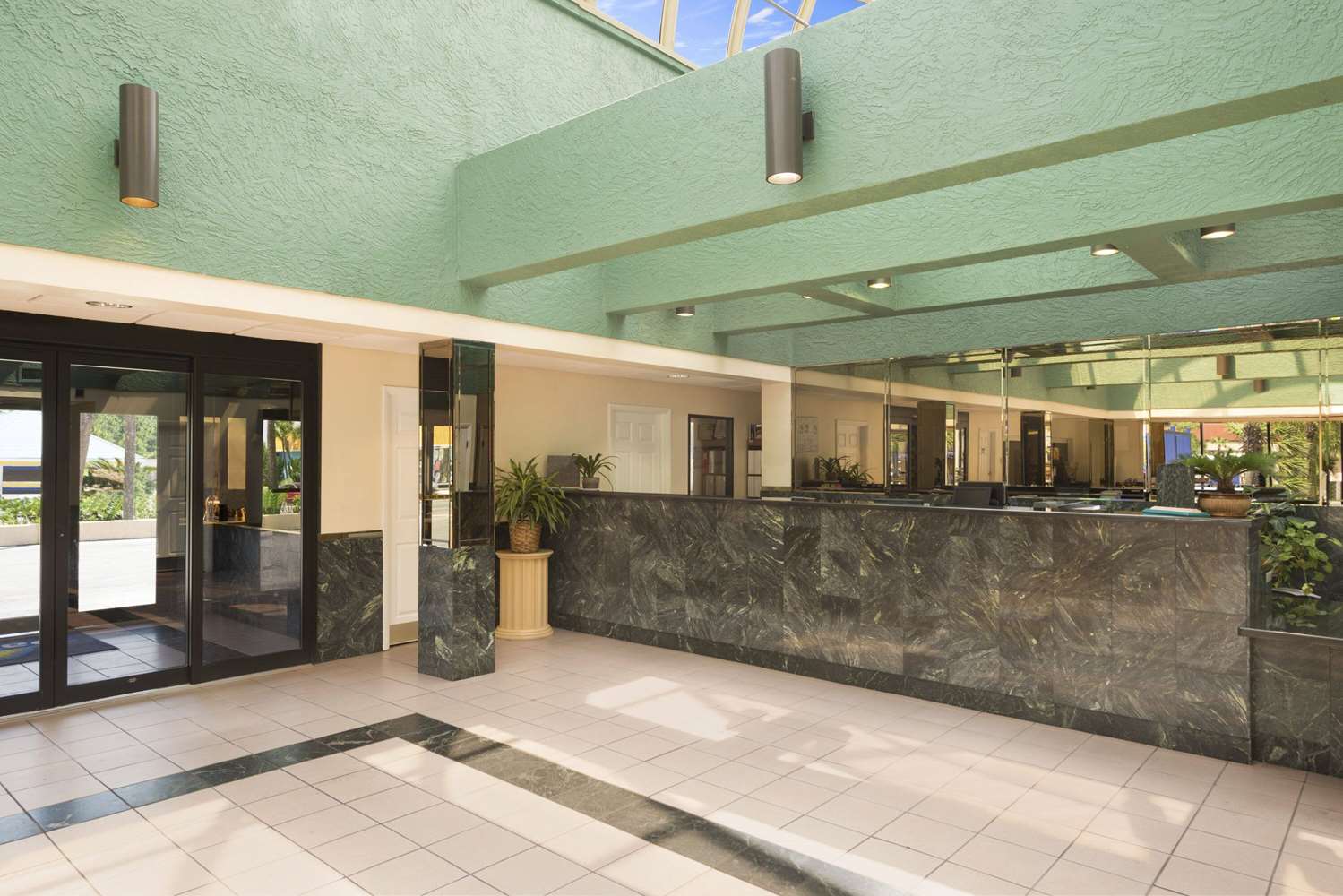 Days Inn By Wyndham Panama City Beach/Ocean Front 10/53