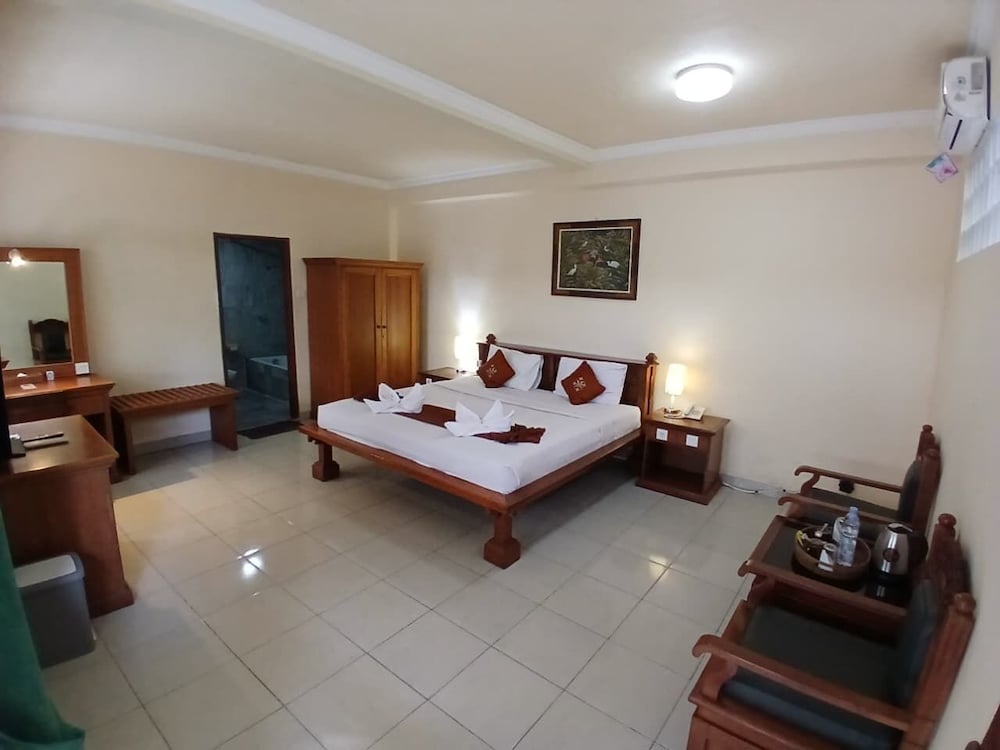 DELUXE, DOUBLE OR TWIN BED