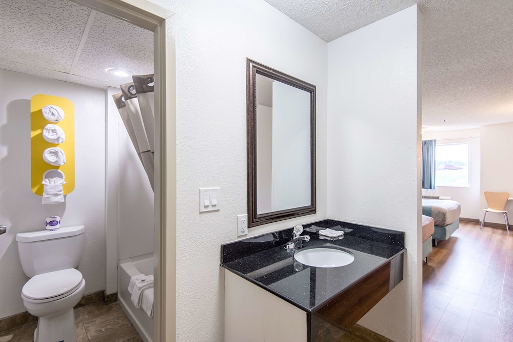 غرفة قياسية بسريرين كوين للمدخنين، Motel6 Lawrence, KS 4/4