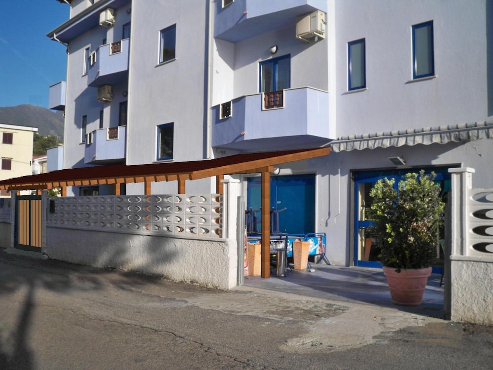 Beach Hotel 32/43