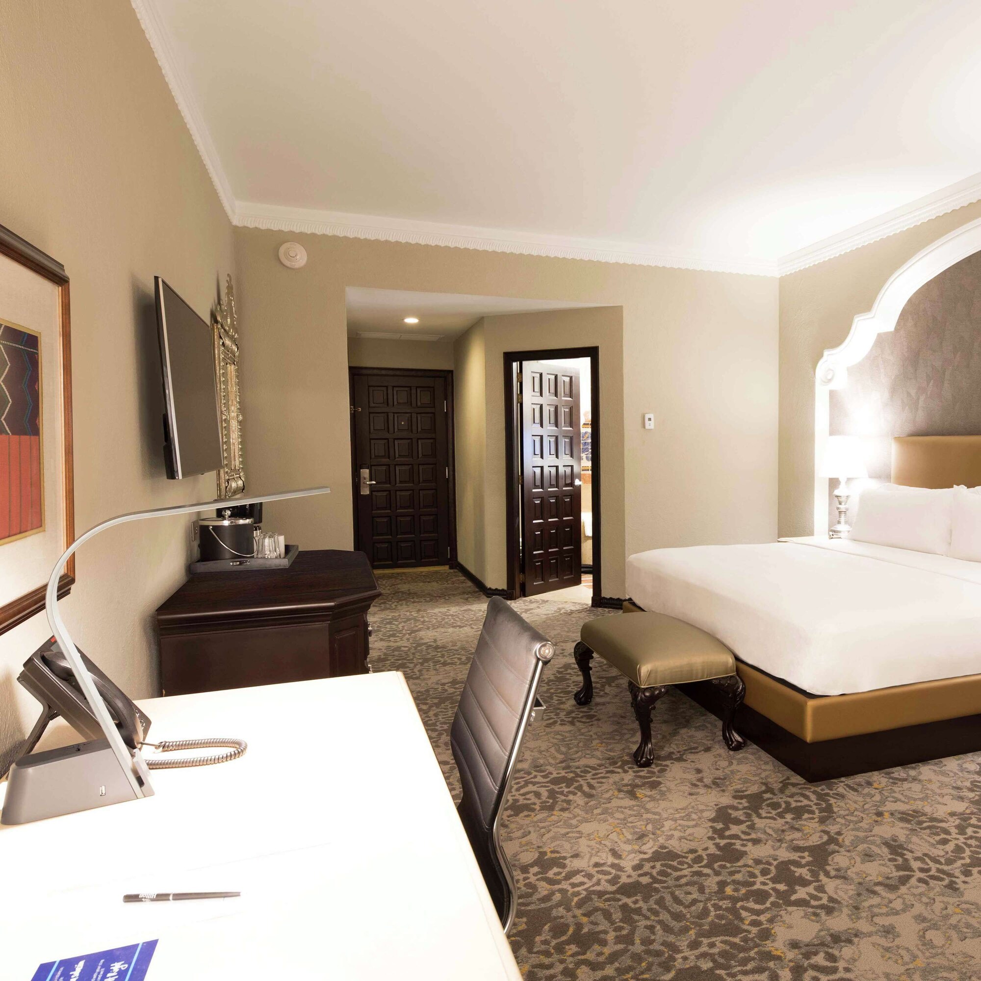 ROOM, KING BED