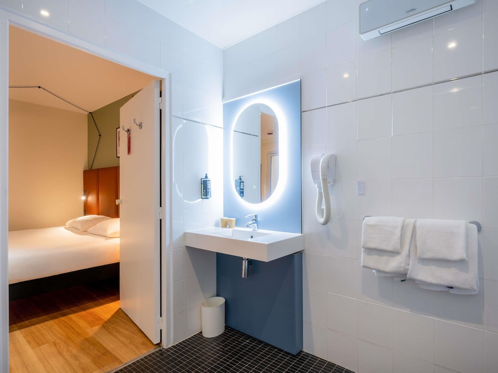Ibis Paris Pere Lachaise 43/46