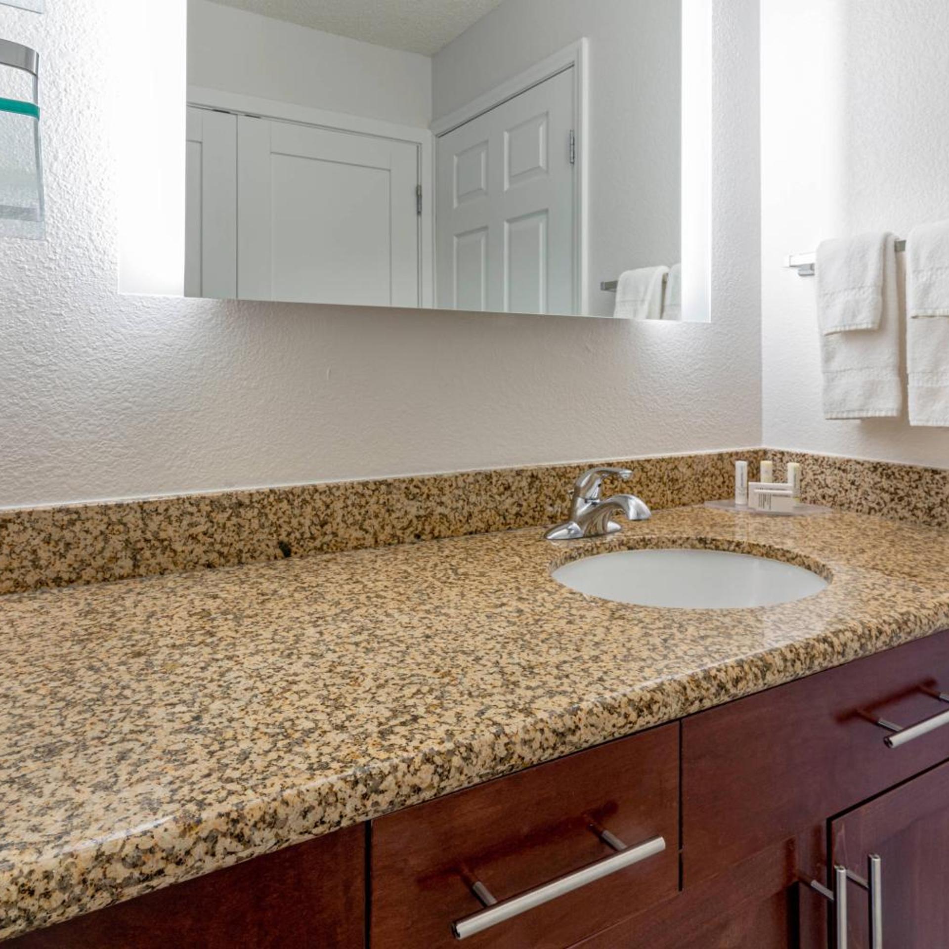 جناح بسرير كوين بغرفة نوم واحدة مع أريكة بحوض استحمام لذوي الإعاقة، Residence Inn Sacramento Rancho Cordova 2/8