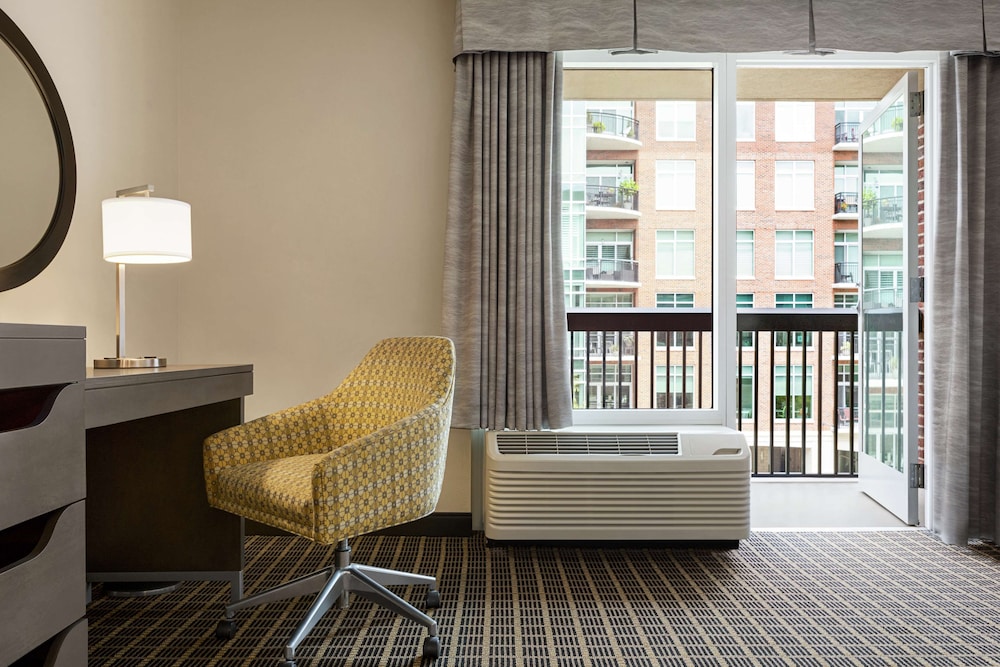 Hampton Inn & Suites Greenville Downtown RiverPlace 40/52
