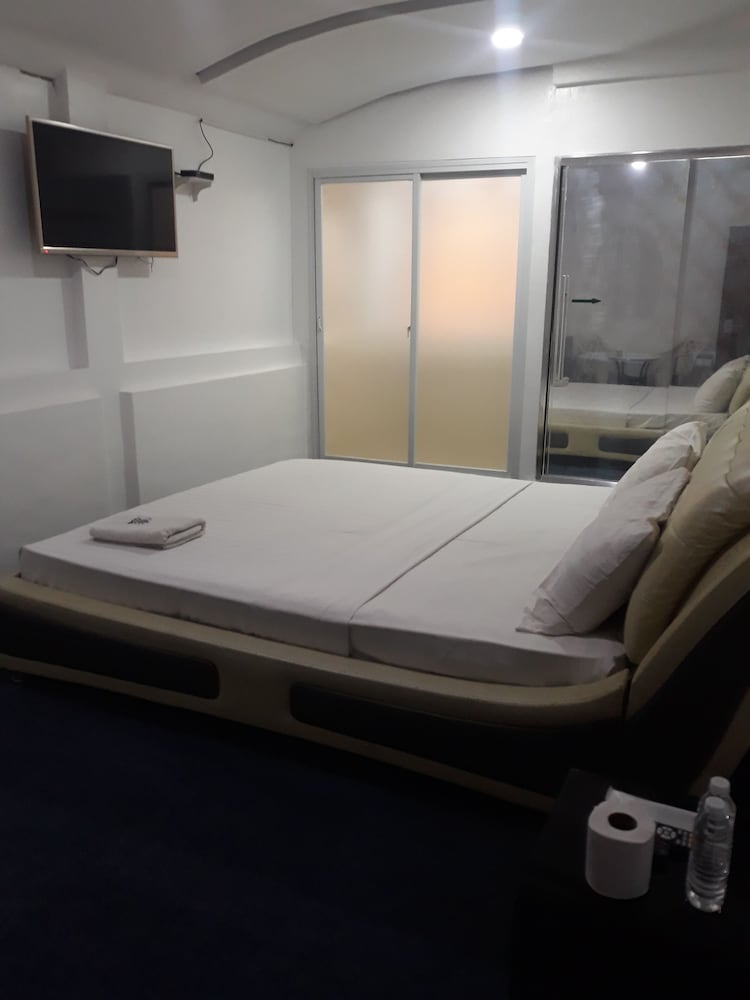 999 Hotel 19/36