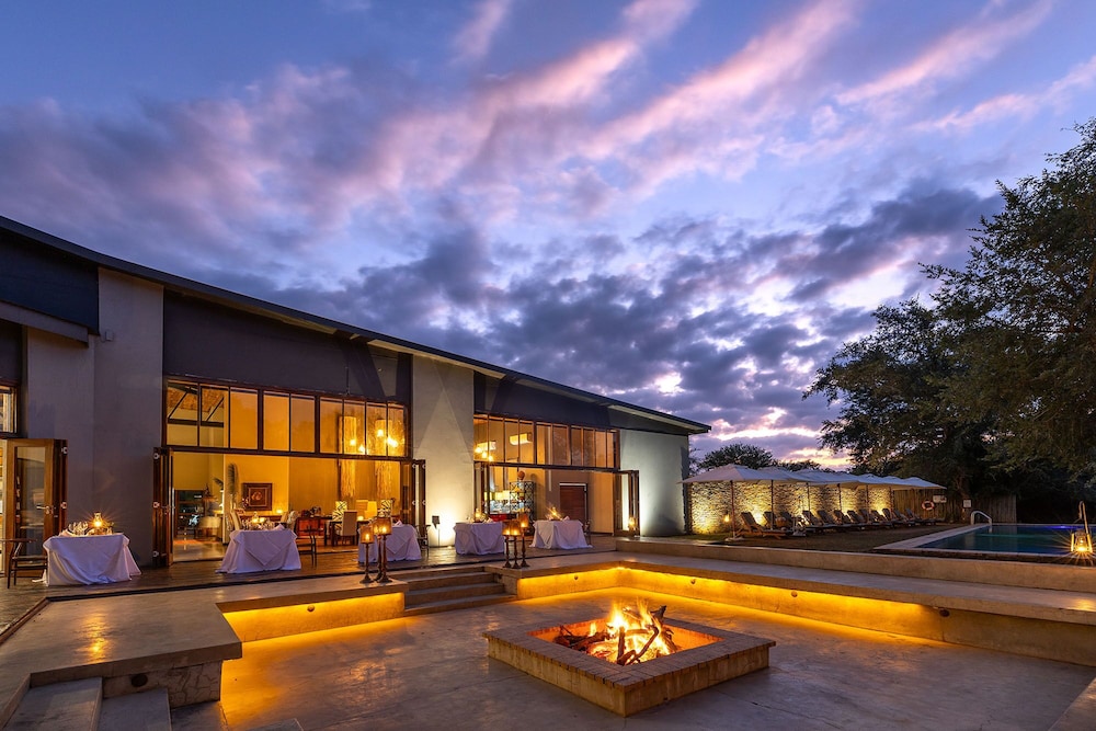 Becks Safari Lodge 4/77