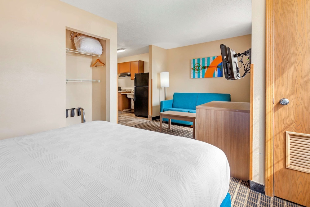 MainStay Suites Dubuque at Hwy 20 14/36