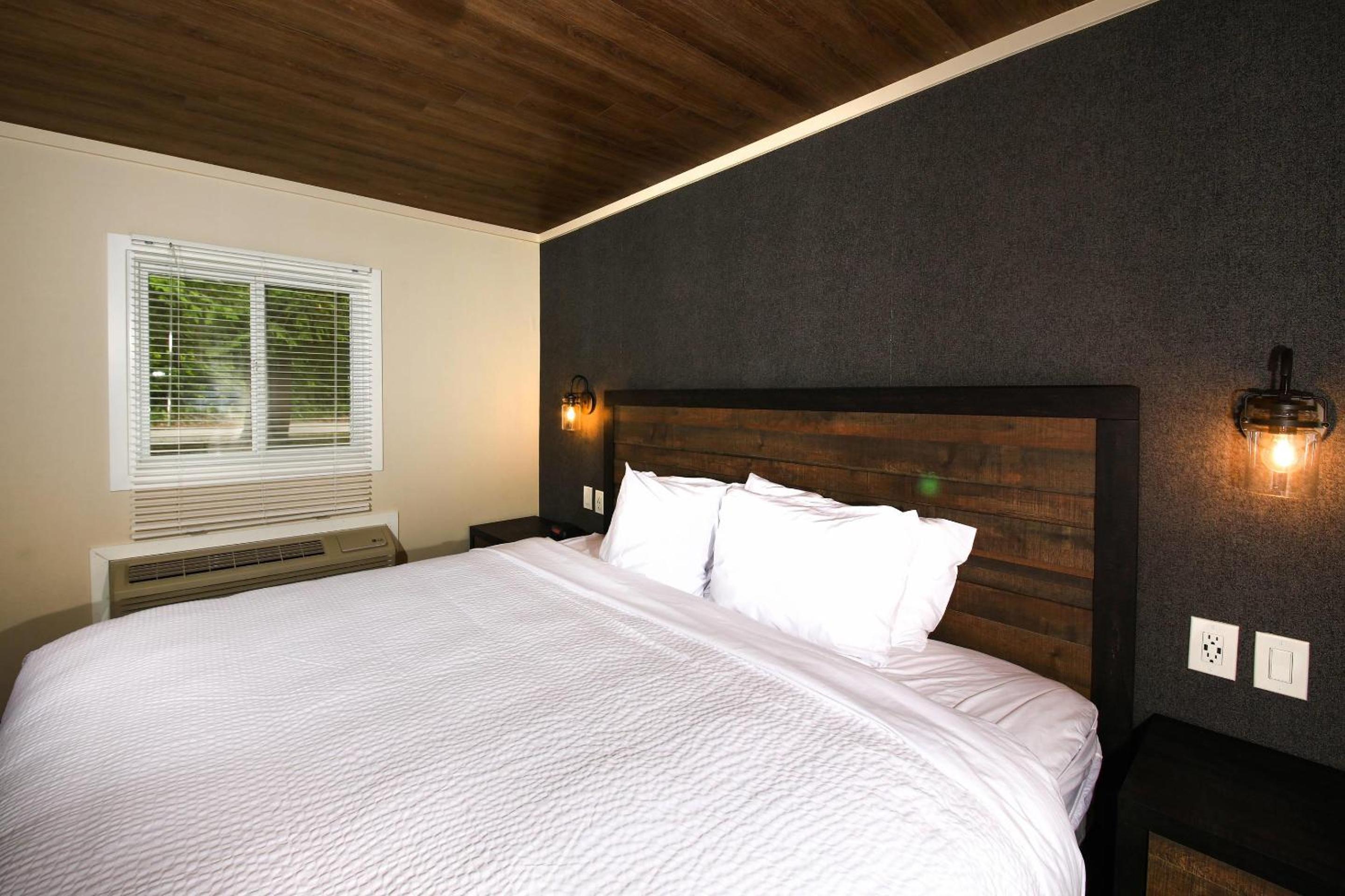 Efficiency, 3 Queen Beds, Queen Bed