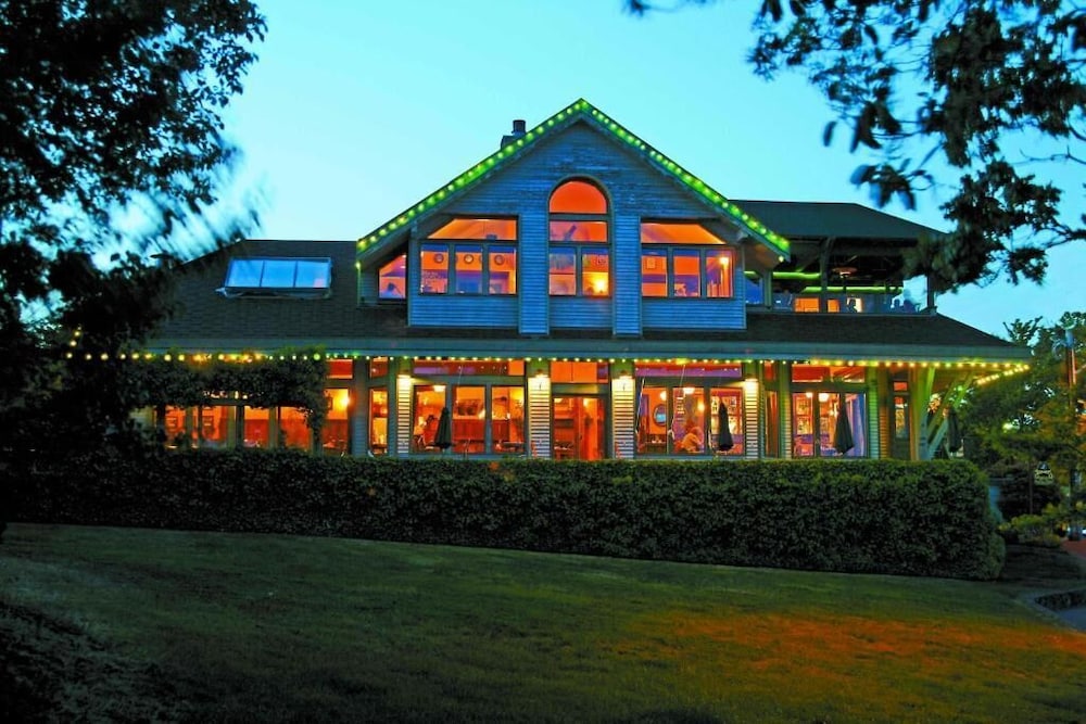 Spinnakers Brew Pub Guest Houses 2/58
