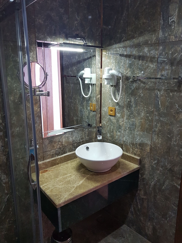 Perapolis Hotel 64/66