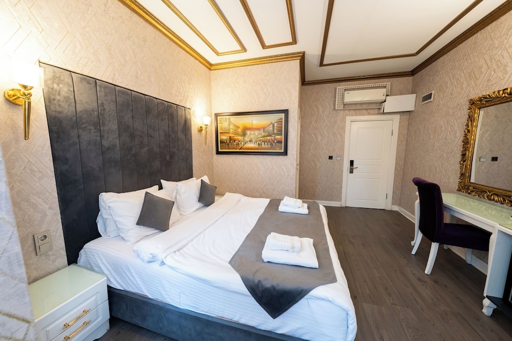 DELUXE, DOUBLE OR TWIN BED