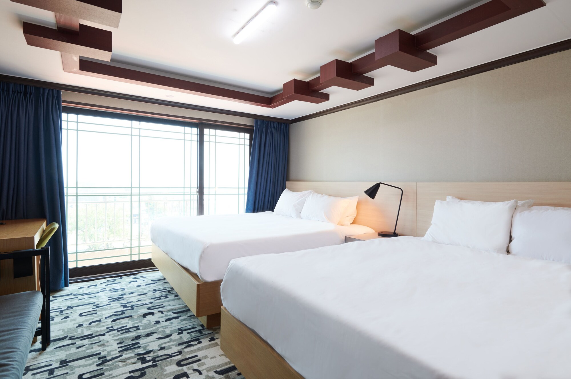 DELUXE, TWIN BEDS