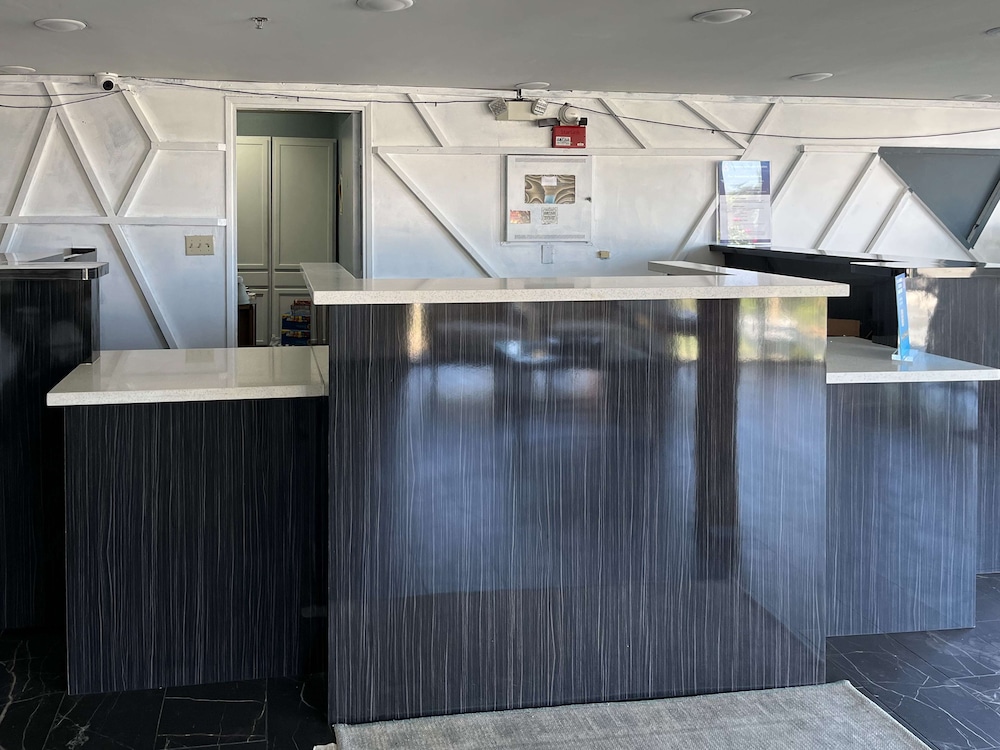 Studio6 Suites Delano, CA 10/40