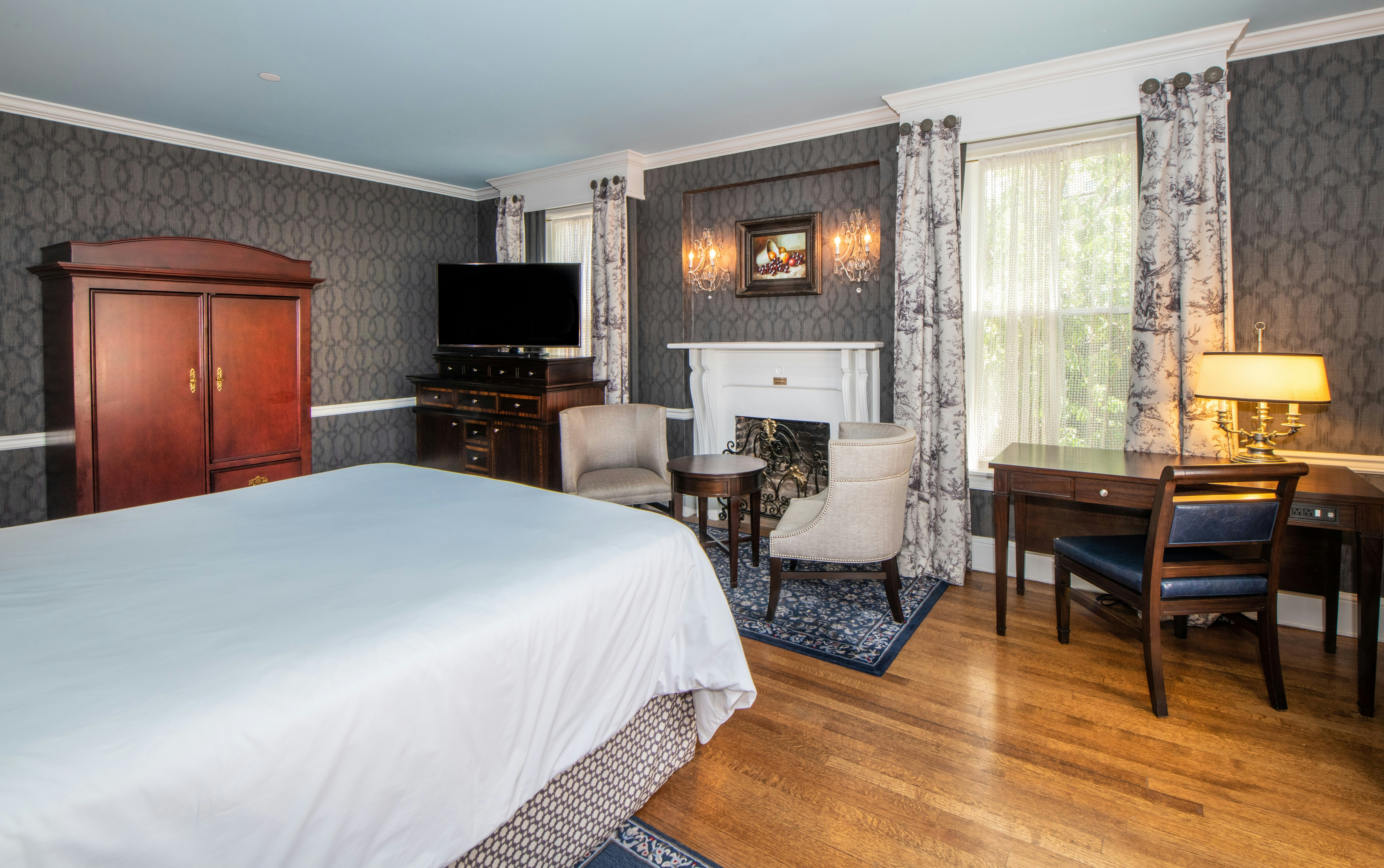 Governor Calvert, King Bed