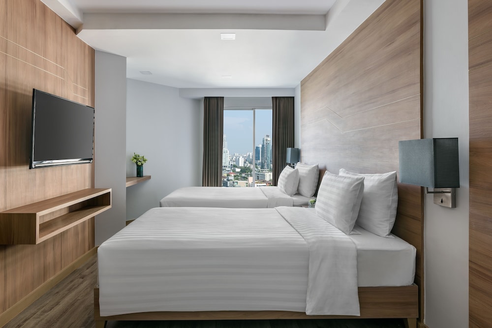 DELUXE, SUITE, TWIN BEDS, CITY VIEW