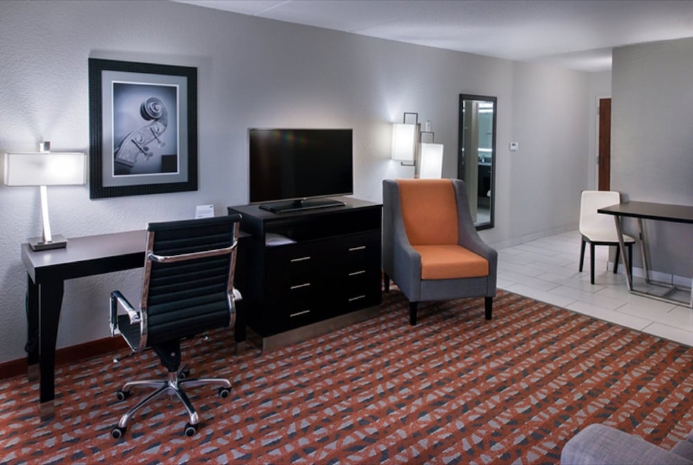 Holiday Inn Express & Suites NASHVILLE SOUTHEAST - ANTIOCH 57/70