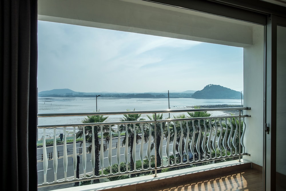 Breeze Bay Hotel 5/32