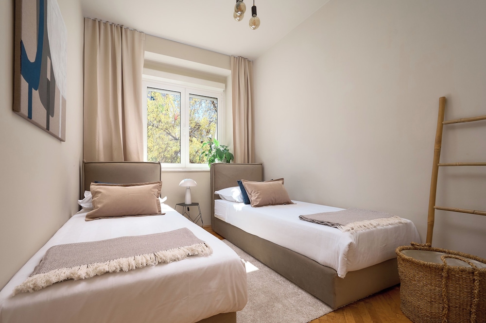 3 BEDROOMS, SUPERIOR, APARTMENT