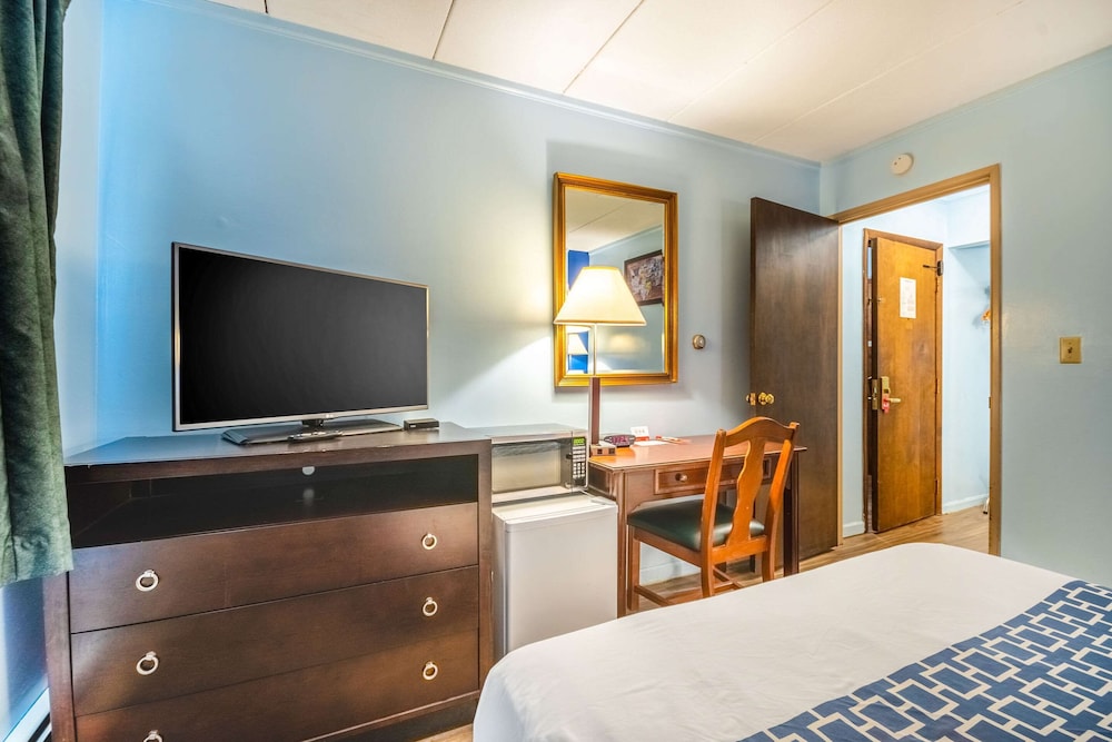 Econo Lodge Inn & Suites Windsor Locks Bradley Airport 20/25